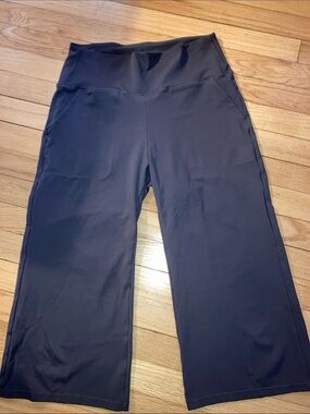 Like New Large Dark Gray Capri pants w/ 2 side pockets
